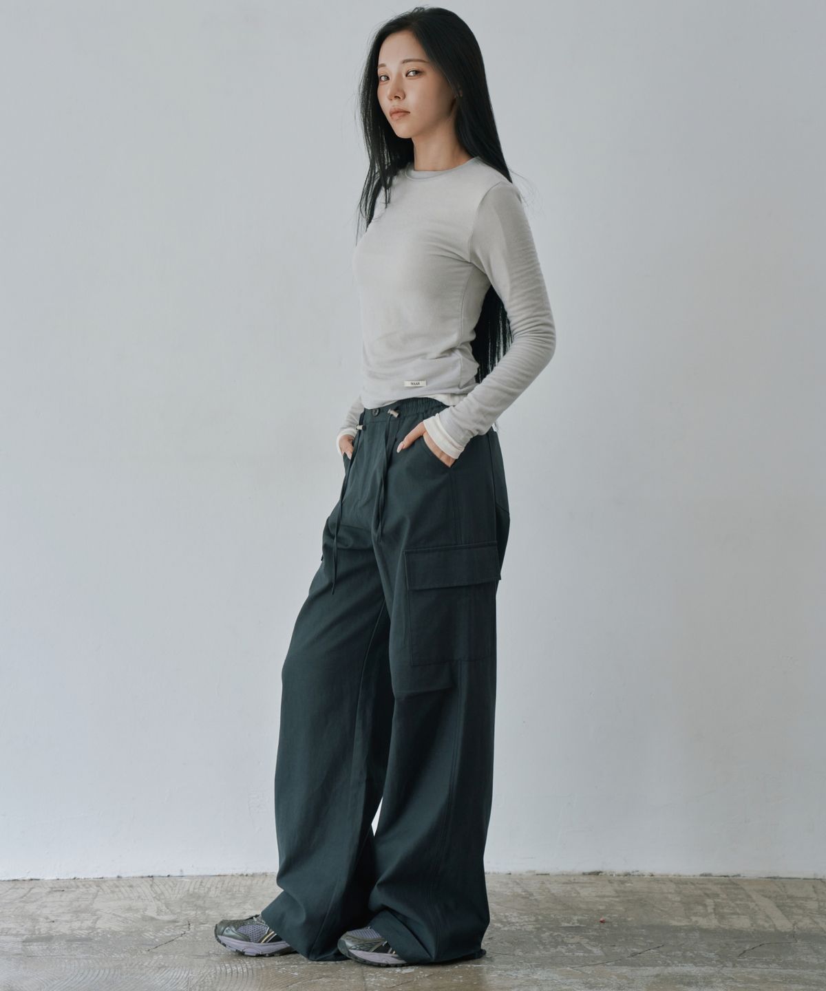 와르 포 우먼(WAARFORWOMAN) W1162 밴딩 카고 와이드 팬츠_네이비