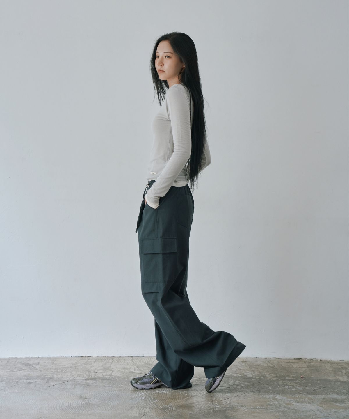 와르 포 우먼(WAARFORWOMAN) W1162 밴딩 카고 와이드 팬츠_네이비