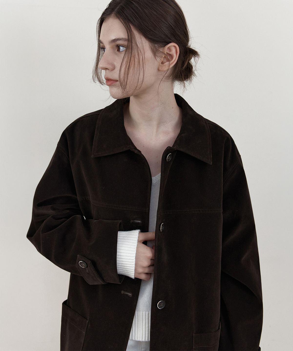 웬즈데이오아시스 포 우먼(WEDNESDAYOASISFORWOMEN) [Atelier Edition] 비건 스웨이드 싱글 하프 자켓_DARK BROWN(WCB6OT07)