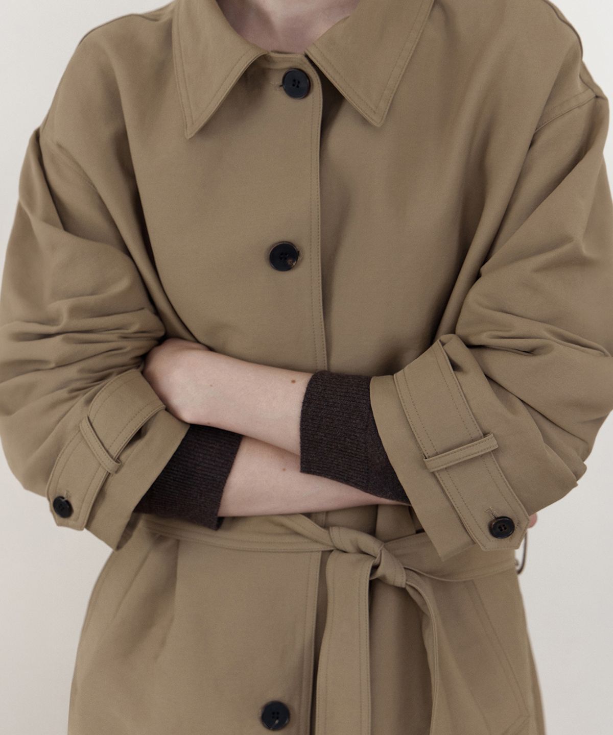 웬즈데이오아시스 포 우먼(WEDNESDAYOASISFORWOMEN) [Atelier Edition] 뮤즈 롱 트렌치 코트_DEEP BEIGE(WB6OT13)