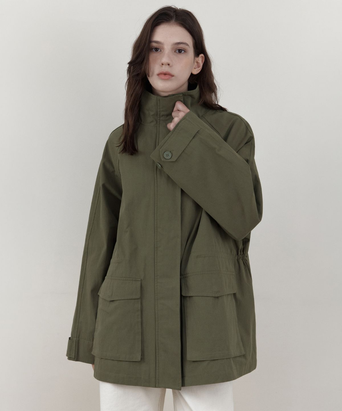 웬즈데이오아시스 포 우먼(WEDNESDAYOASISFORWOMEN) [Atelier Edition] 워크 코튼 하이넥 자켓_KHAKI(WCB6OT03)