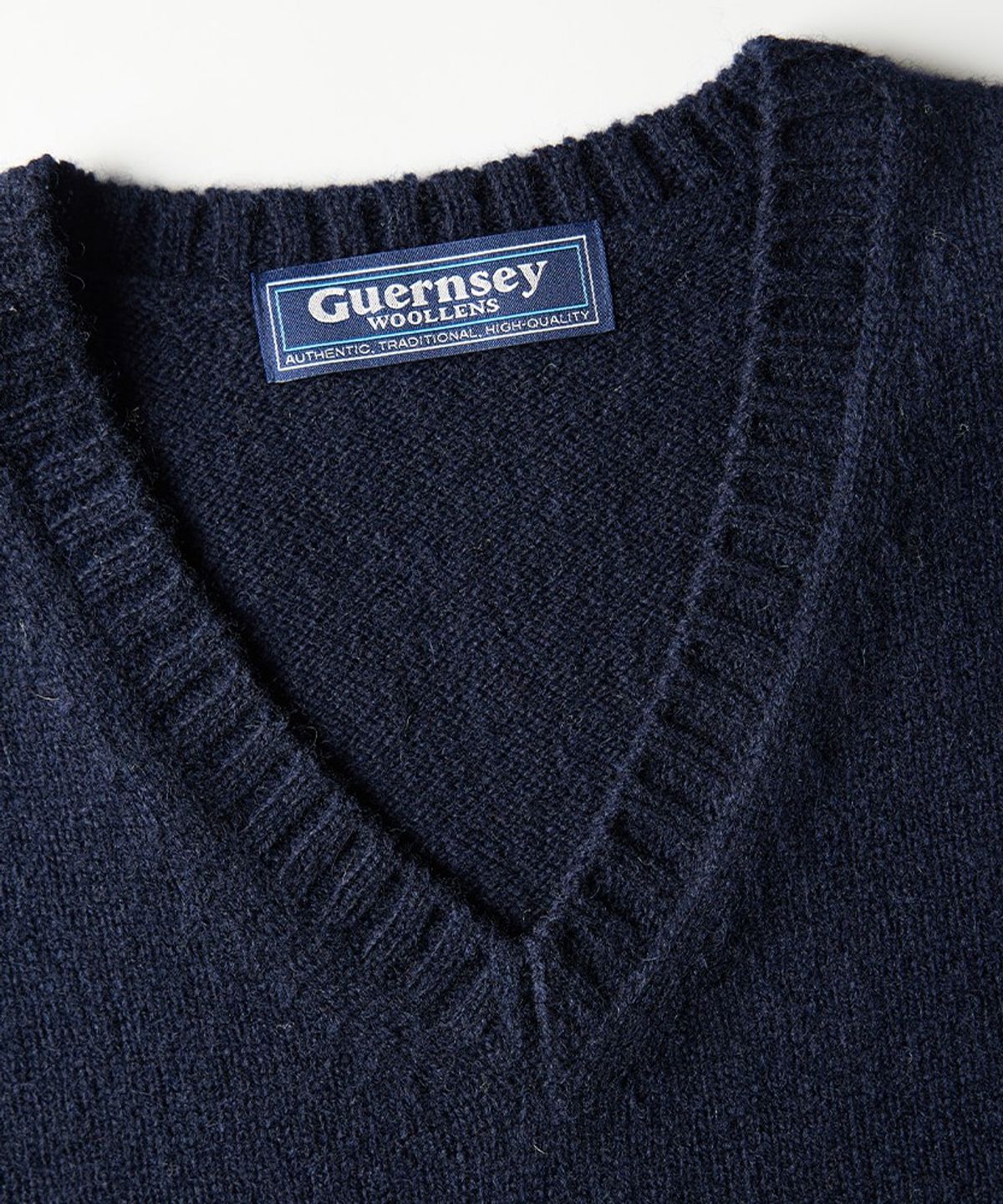 건지 울른스(Guernsey Woollens) 셔틀랜드울 브이넥 베스트 - 제트 네이비