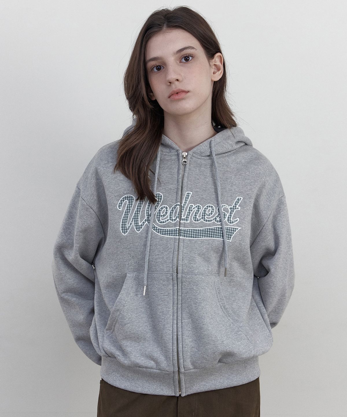 웬즈데이오아시스 포 우먼(WEDNESDAYOASISFORWOMEN) 체크 아플리케 후드 집업_MELANGE GRAY(WB6OT07)