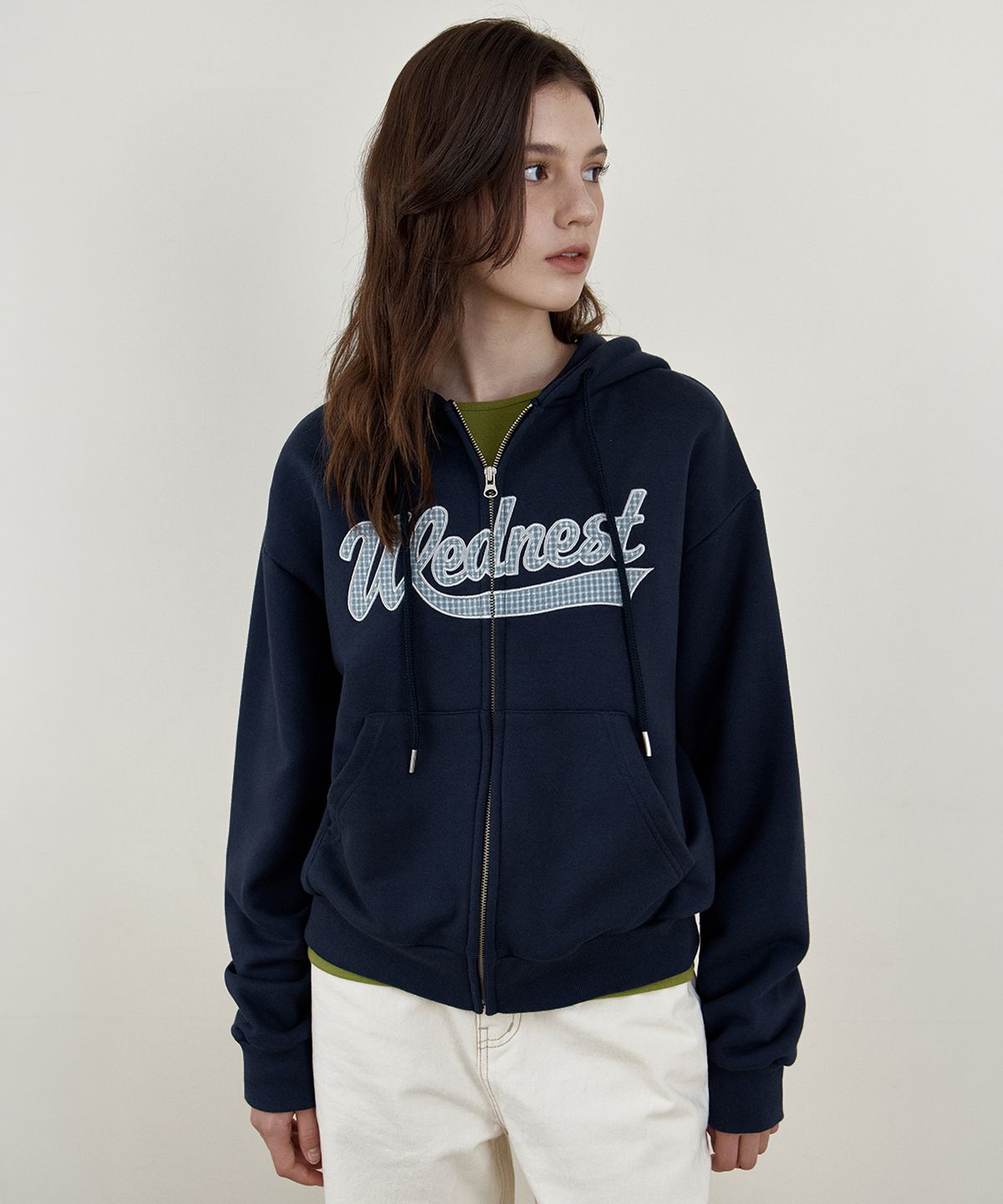 웬즈데이오아시스 포 우먼(WEDNESDAYOASISFORWOMEN) 체크 아플리케 후드 집업_NAVY(WB6OT07)