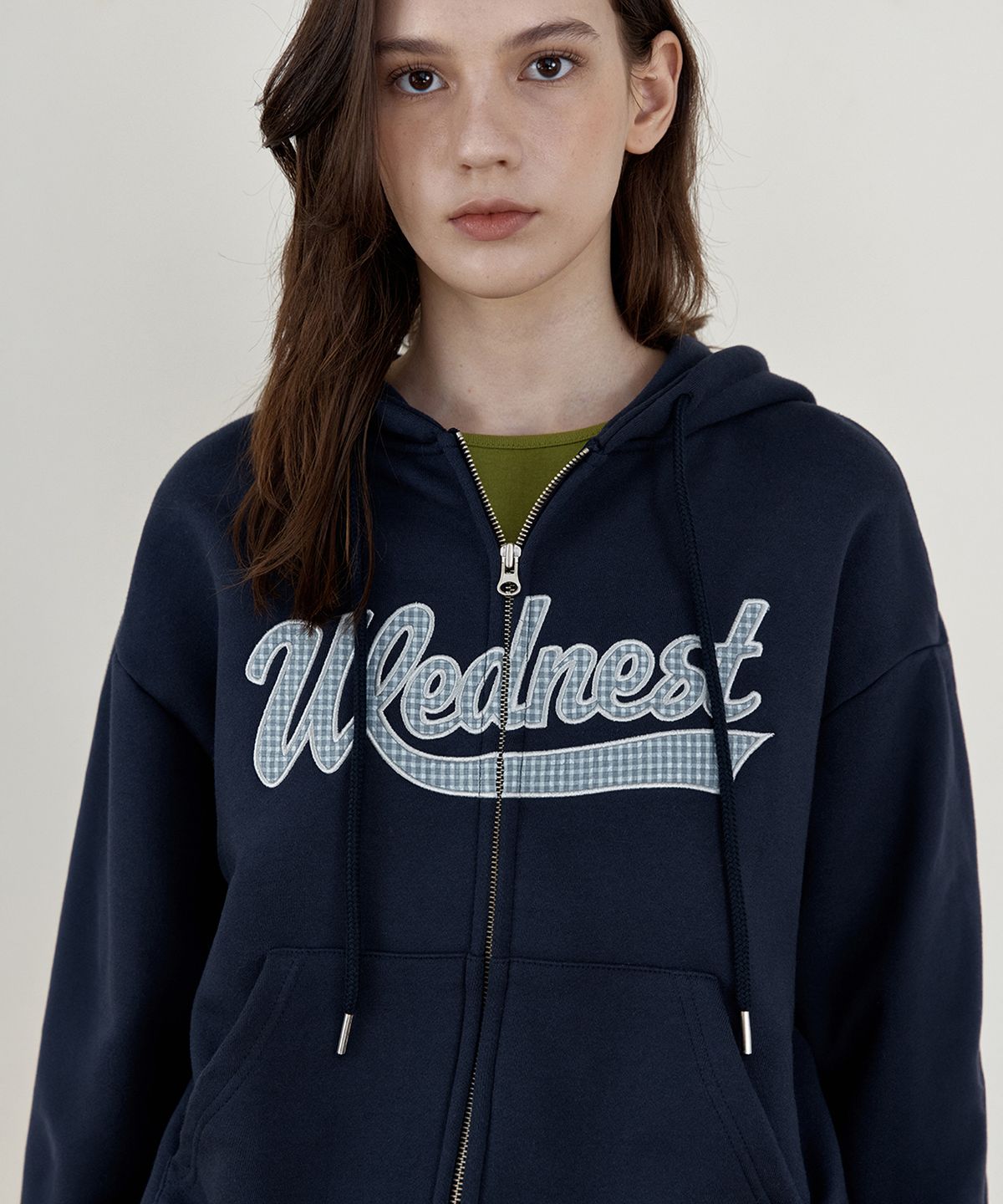 웬즈데이오아시스 포 우먼(WEDNESDAYOASISFORWOMEN) 체크 아플리케 후드 집업_NAVY(WB6OT07)