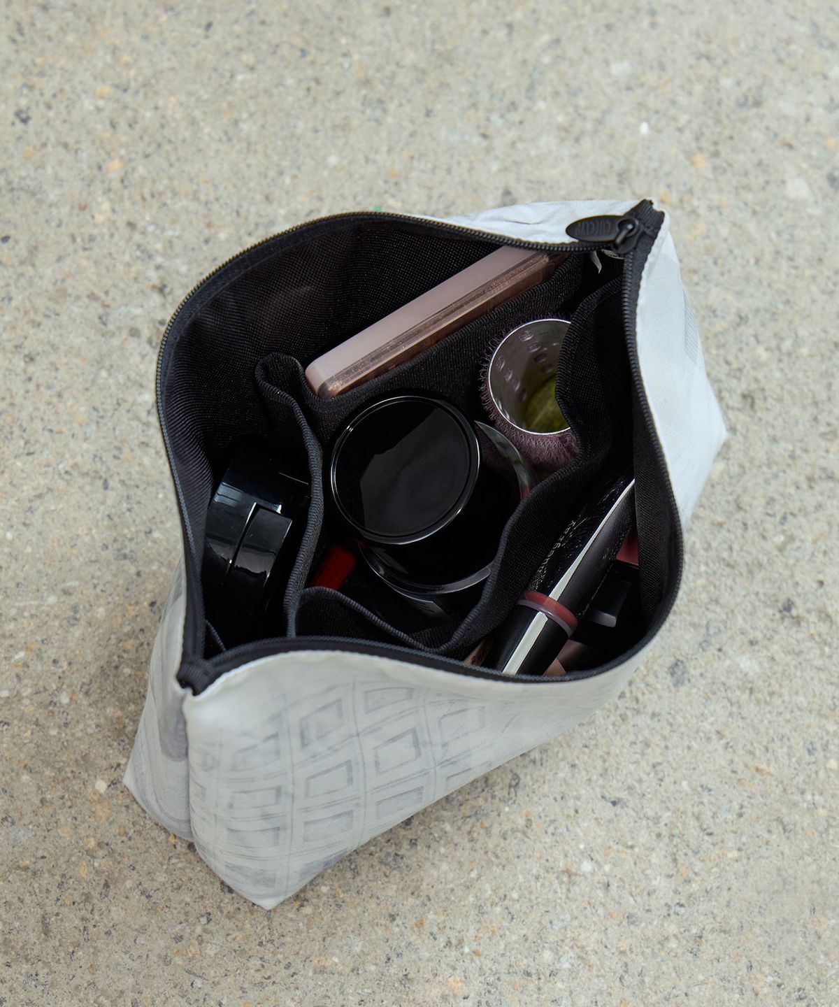 큐클리프(CUECLYP) [City Forward] Makeup Pouch (Grey)