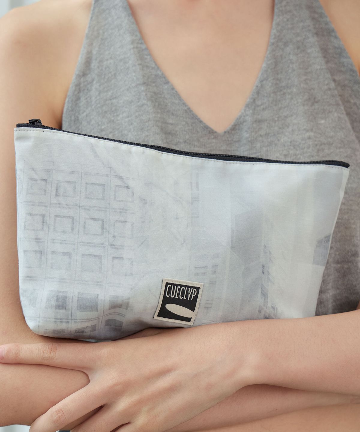 큐클리프(CUECLYP) [City Forward] Makeup Pouch (Grey)