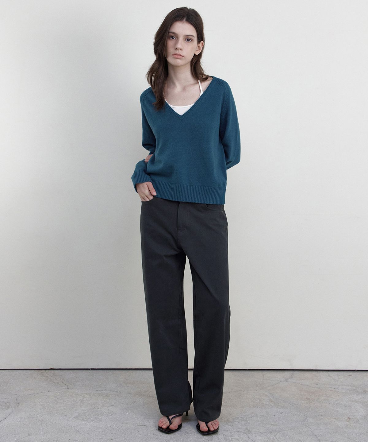 웬즈데이오아시스 포 우먼(WEDNESDAYOASISFORWOMEN) 니브 램스울 딥 브이넥 니트_BLUE GREEN(WCB6KN75)