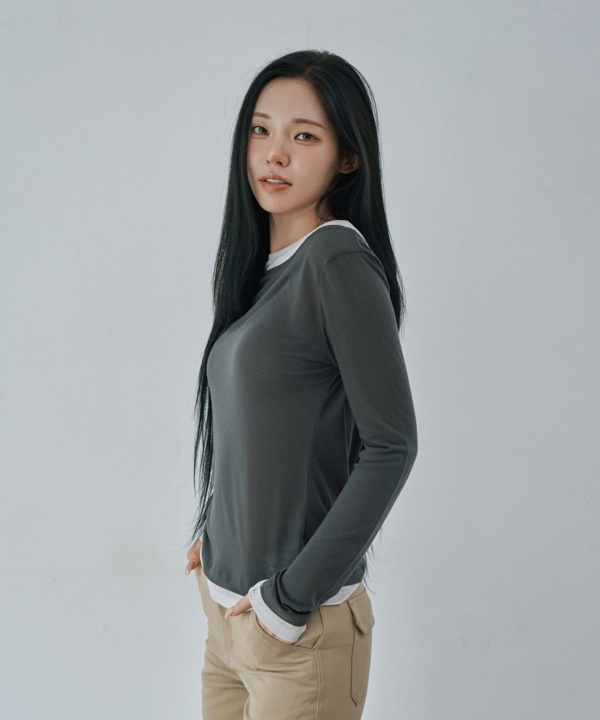 와르 포 우먼(WAARFORWOMAN) WT-100 배색 셔링 티셔츠-차콜