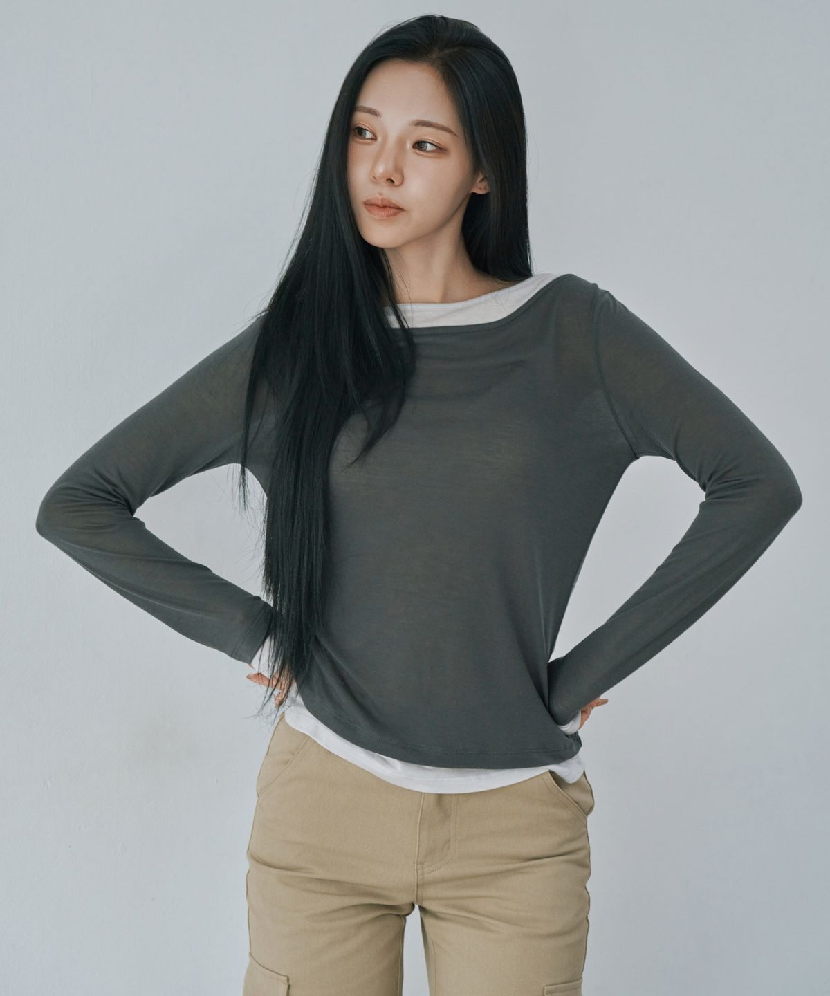 와르 포 우먼(WAARFORWOMAN) WT-100 배색 셔링 티셔츠-차콜