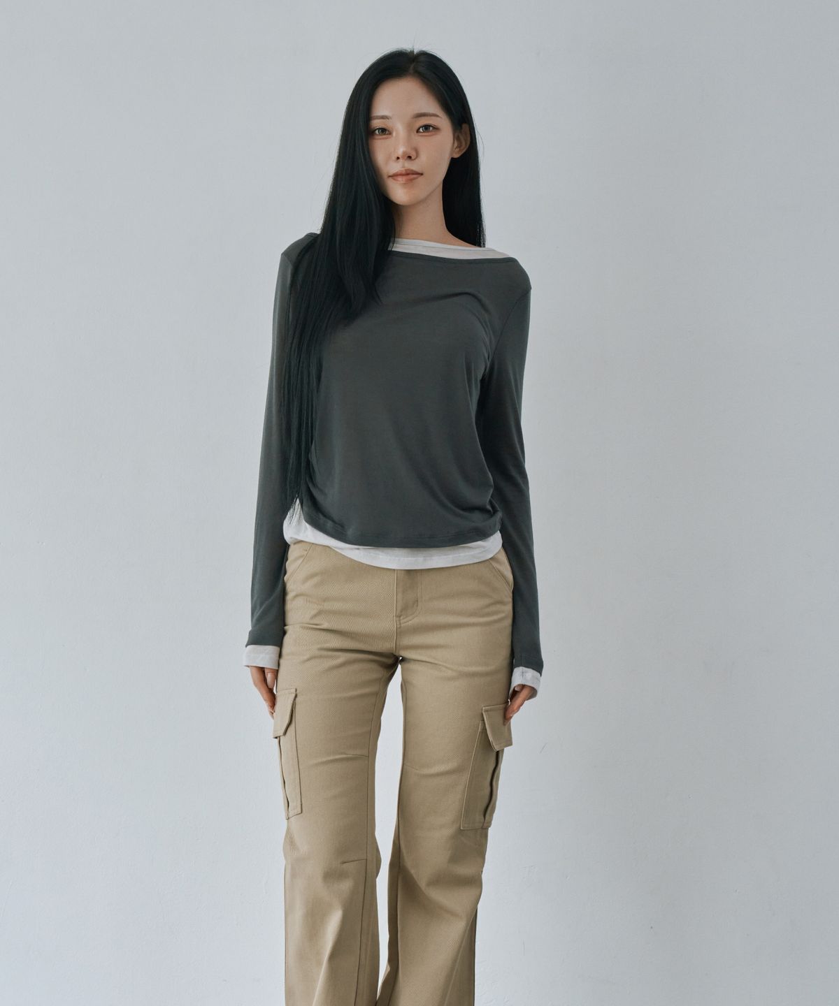 와르 포 우먼(WAARFORWOMAN) WT-100 배색 셔링 티셔츠-차콜