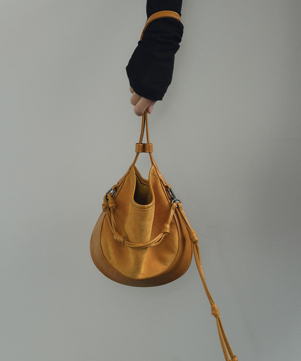 콰니(KWANI) Curvee Hobo Bag Suede Mini Mustard