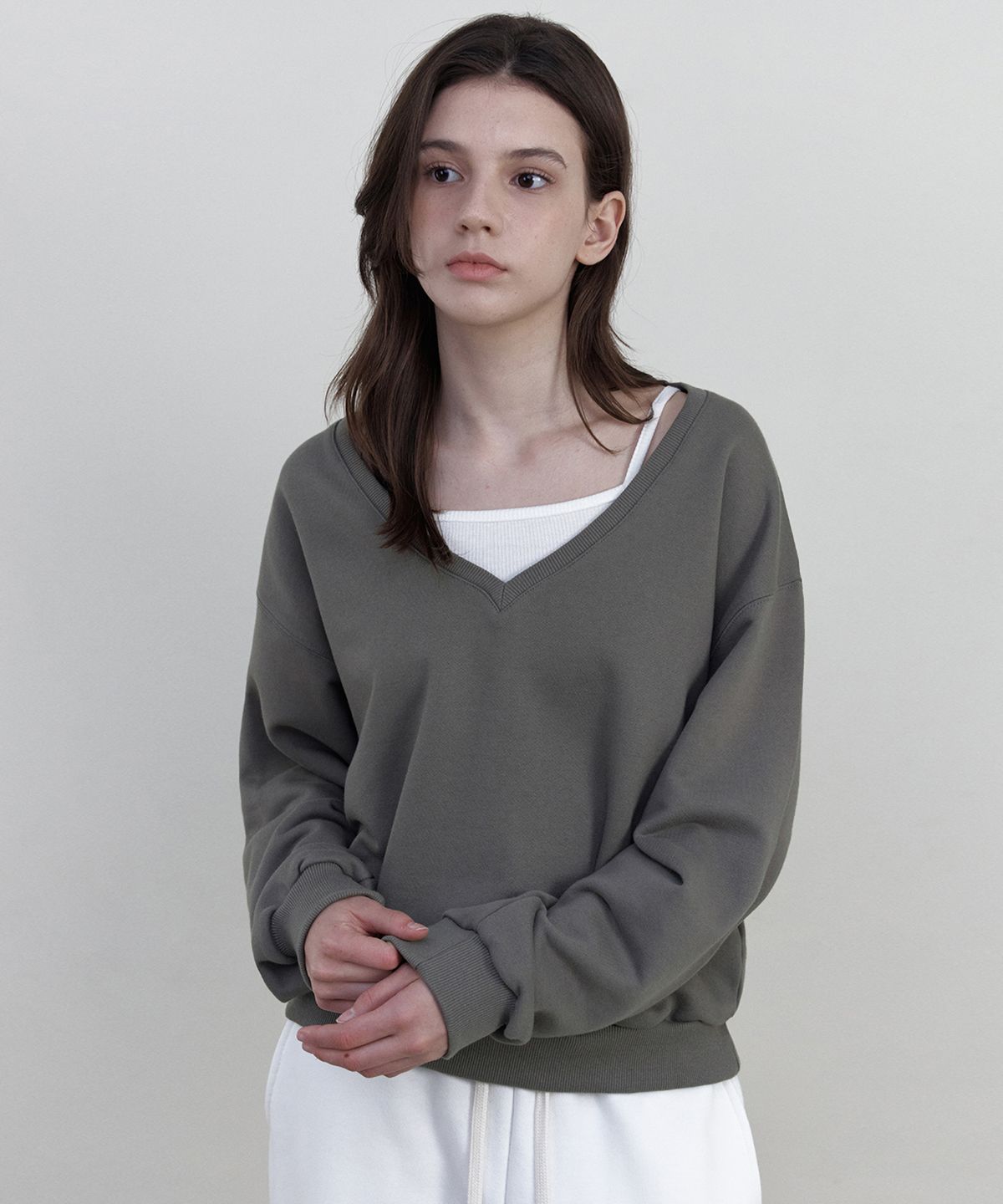 웬즈데이오아시스 포 우먼(WEDNESDAYOASISFORWOMEN) 딥 브이넥 스웨트셔츠_KHAKI GRAY(WB6TP49)