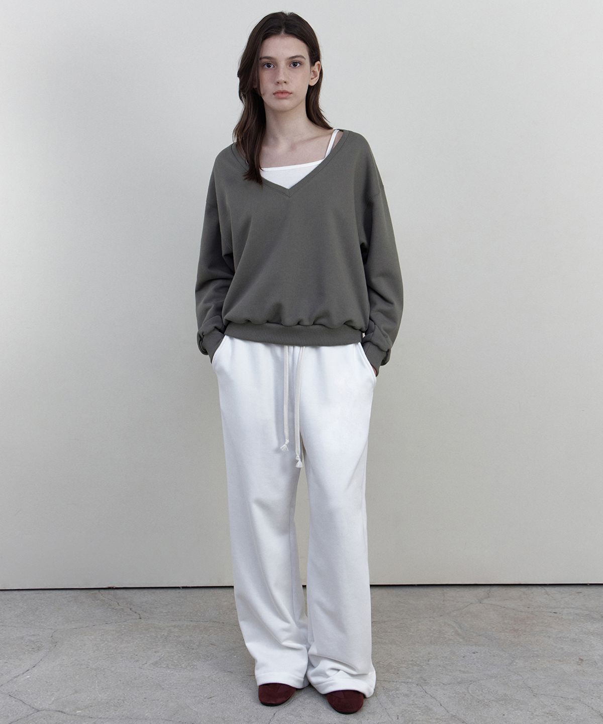 웬즈데이오아시스 포 우먼(WEDNESDAYOASISFORWOMEN) 딥 브이넥 스웨트셔츠_KHAKI GRAY(WB6TP49)
