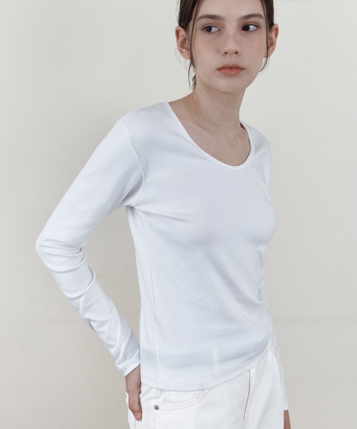 웬즈데이오아시스 포 우먼(WEDNESDAYOASISFORWOMEN) 소프트 스쿱넥 긴팔 티셔츠_IVORY(WB6TP46)