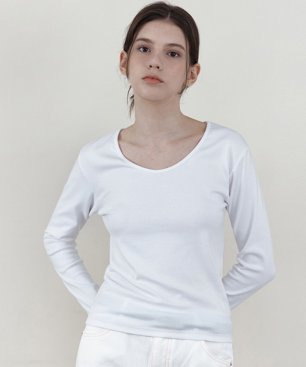 웬즈데이오아시스 포 우먼(WEDNESDAYOASISFORWOMEN) 소프트 스쿱넥 긴팔 티셔츠_IVORY(WB6TP46)