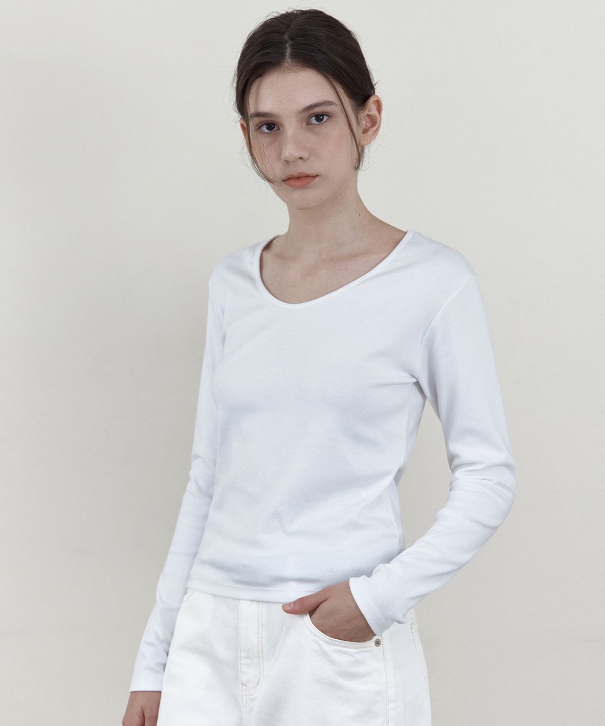 웬즈데이오아시스 포 우먼(WEDNESDAYOASISFORWOMEN) 소프트 스쿱넥 긴팔 티셔츠_IVORY(WB6TP46)