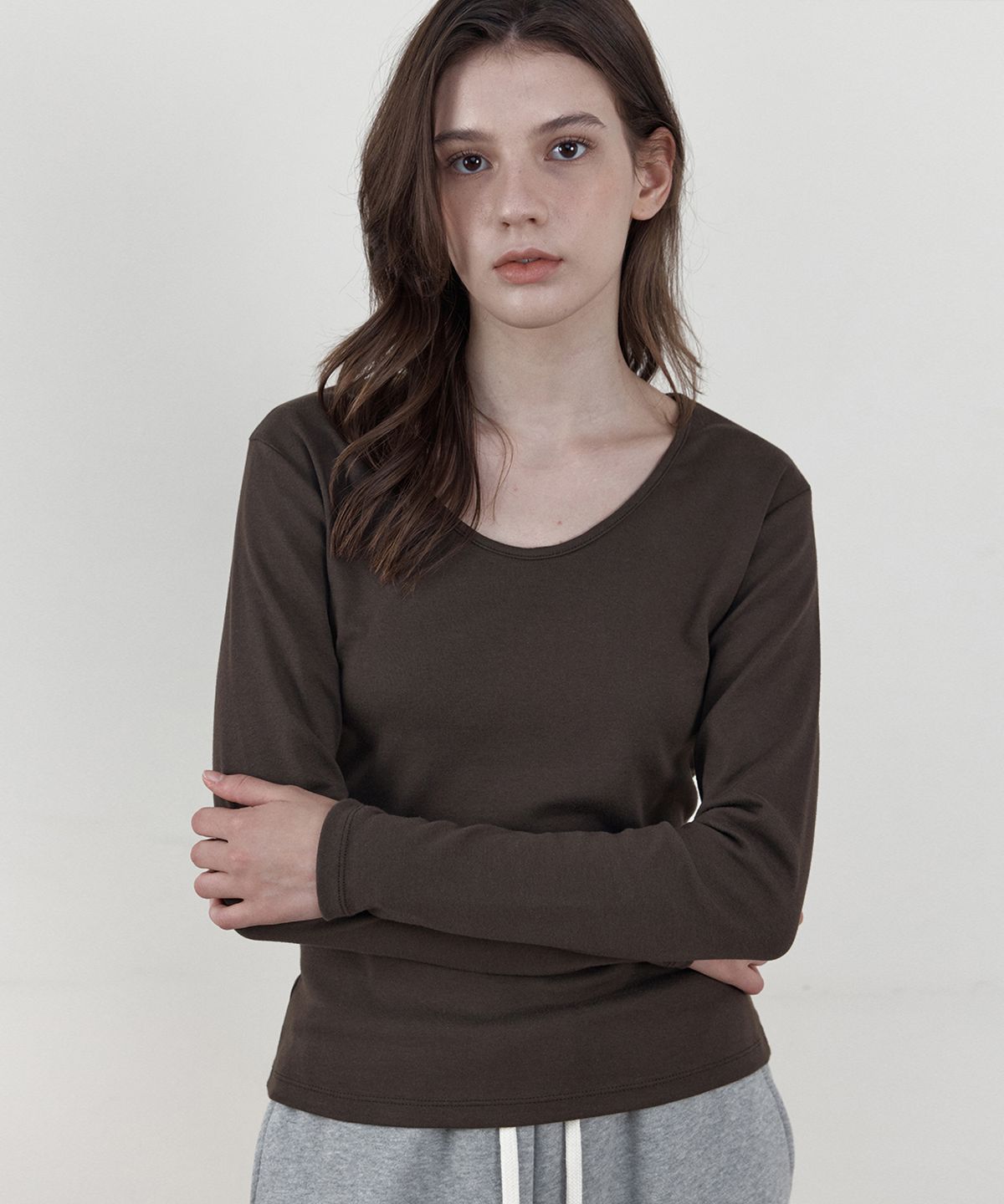 웬즈데이오아시스 포 우먼(WEDNESDAYOASISFORWOMEN) 소프트 스쿱넥 긴팔 티셔츠_BROWN(WB6TP46)