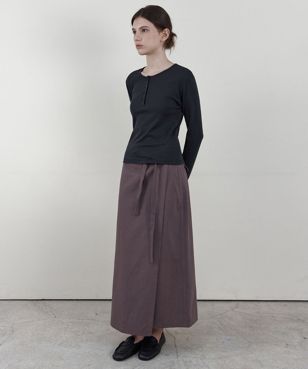 웬즈데이오아시스 포 우먼(WEDNESDAYOASISFORWOMEN) 빈티지 워시드 랩 스커트_VINTAGE BROWN(WB6SK06)
