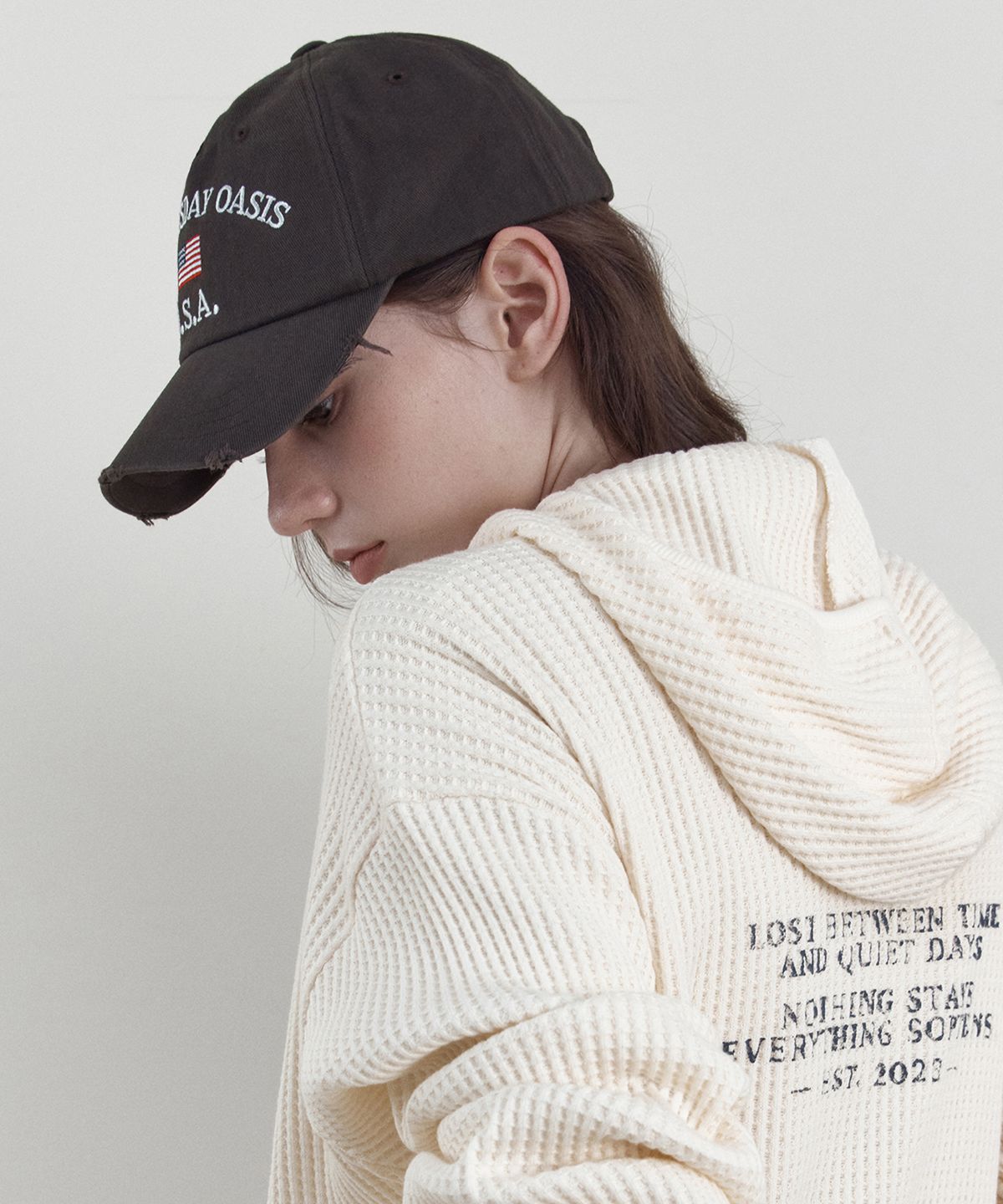 웬즈데이오아시스 포 우먼(WEDNESDAYOASISFORWOMEN) 플래그 데미지 볼캡_DEEP BROWN(WB6AC07)