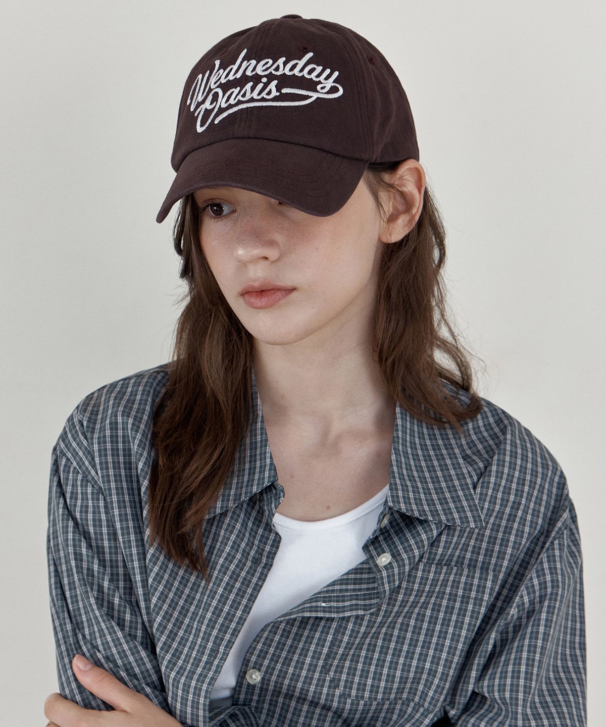 웬즈데이오아시스 포 우먼(WEDNESDAYOASISFORWOMEN) 오아시스 레터링 워시드 볼캡_BERRY BROWN(WB6AC08)