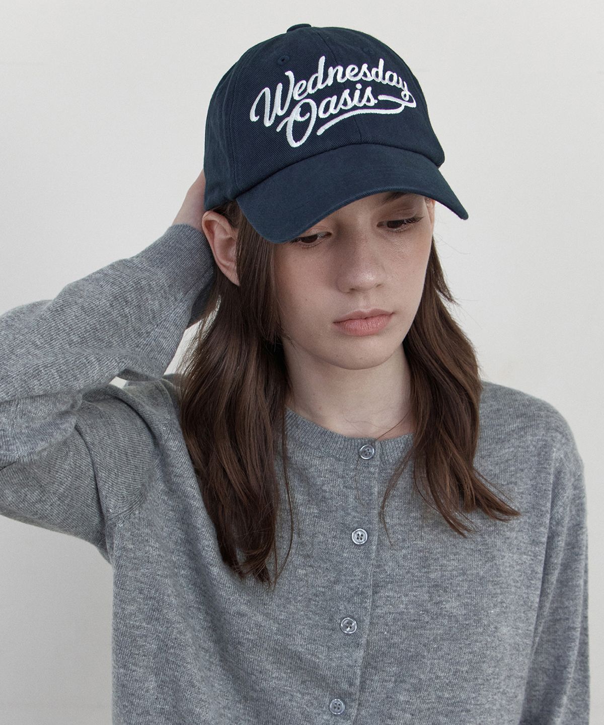 웬즈데이오아시스 포 우먼(WEDNESDAYOASISFORWOMEN) 오아시스 레터링 워시드 볼캡_NAVY(WB6AC08)