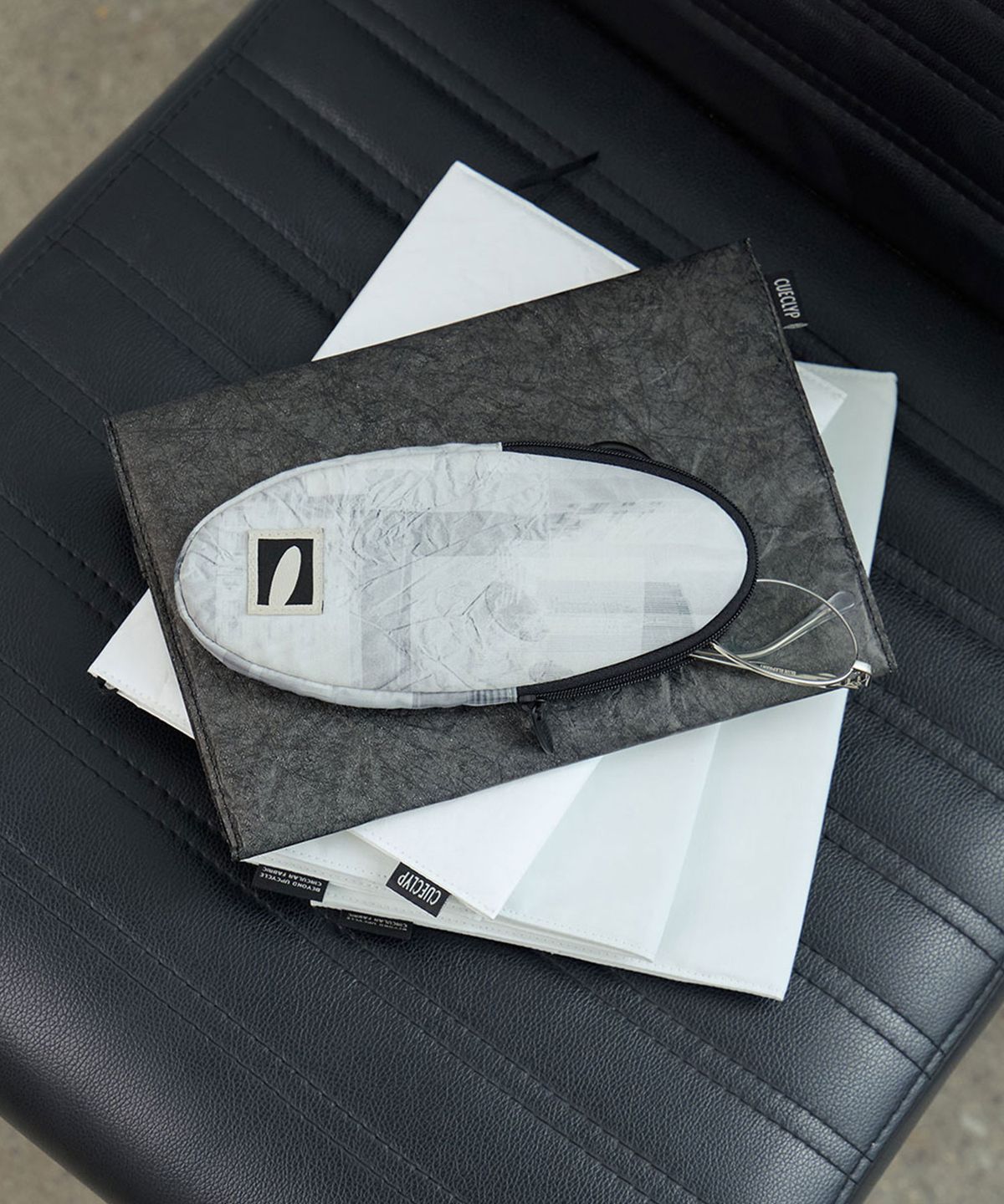 큐클리프(CUECLYP) [City Forward] Eyewear Pouch - Vertical (Grey)