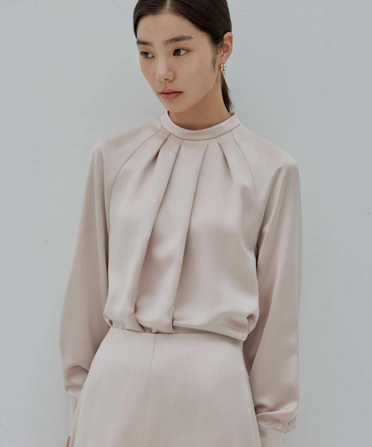 토와브(TOWAV) BARION SATIN BLOUSE