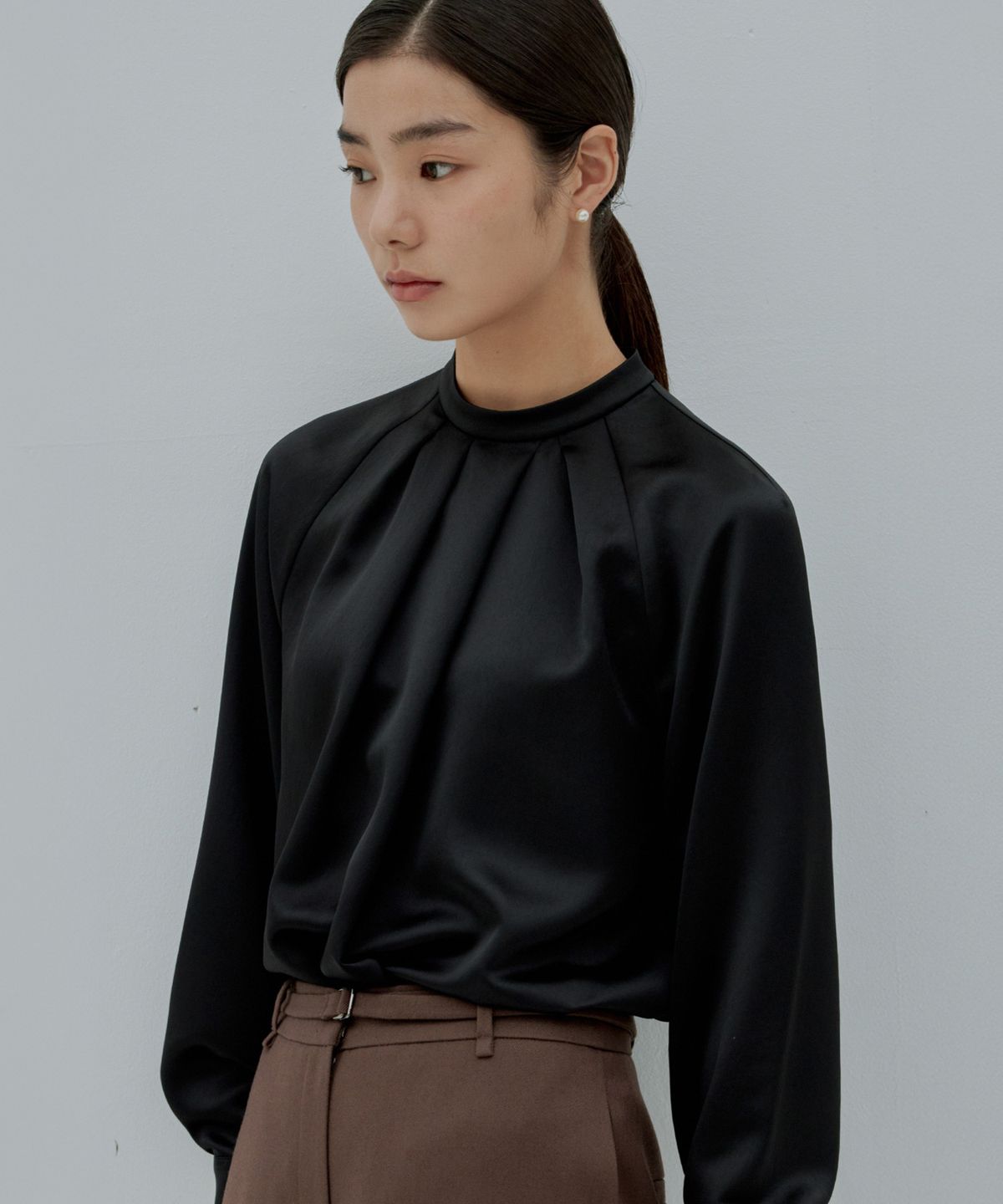 토와브(TOWAV) BARION SATIN BLOUSE