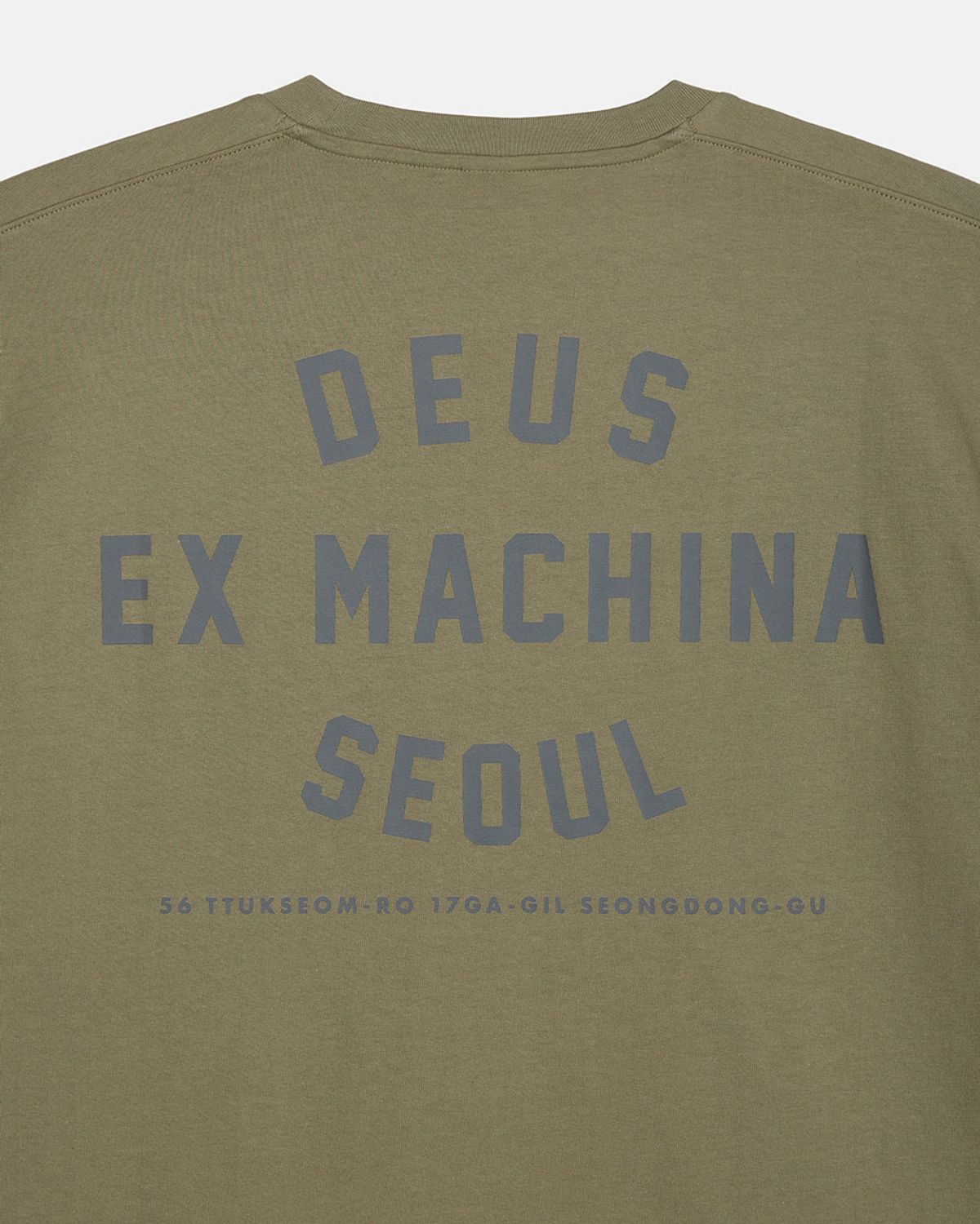 데우스 엑스 마키나(DEUS EX MACHINA) Seoul College Address Tee_Olive