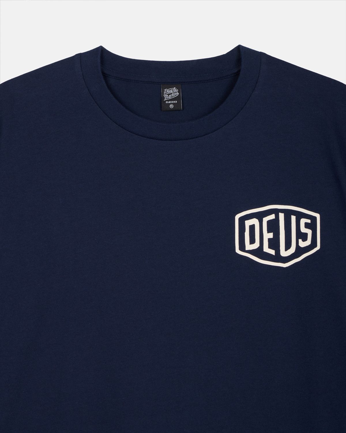 데우스 엑스 마키나(DEUS EX MACHINA) Seoul College Address Tee_Navy