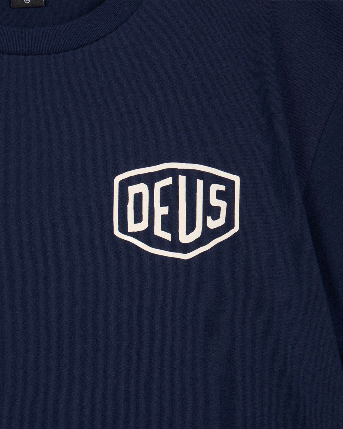 데우스 엑스 마키나(DEUS EX MACHINA) Seoul College Address Tee_Navy
