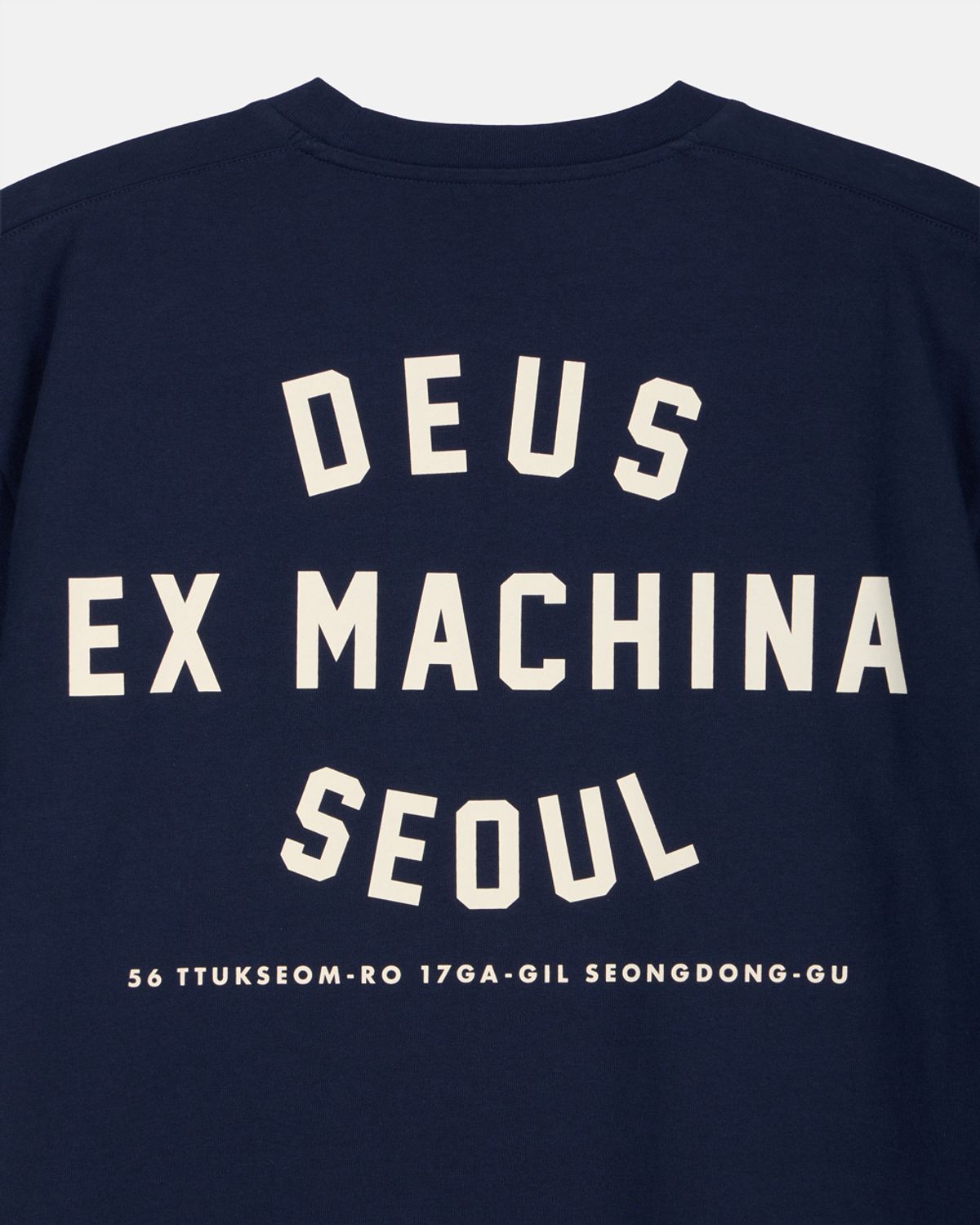데우스 엑스 마키나(DEUS EX MACHINA) Seoul College Address Tee_Navy