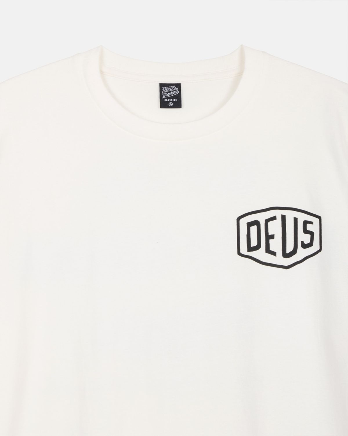 데우스 엑스 마키나(DEUS EX MACHINA) Seoul College Address Tee_White