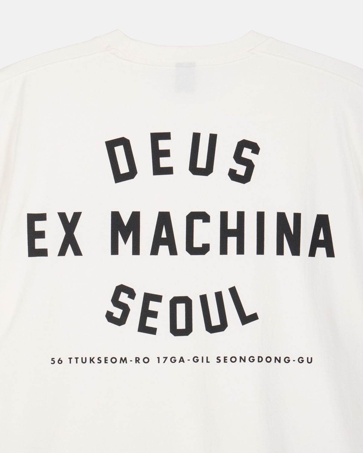 데우스 엑스 마키나(DEUS EX MACHINA) Seoul College Address Tee_White