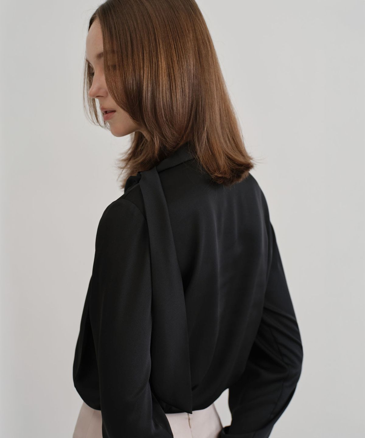 토와브(TOWAV) LU RUFFLE TIE BLOUSE_BLACK
