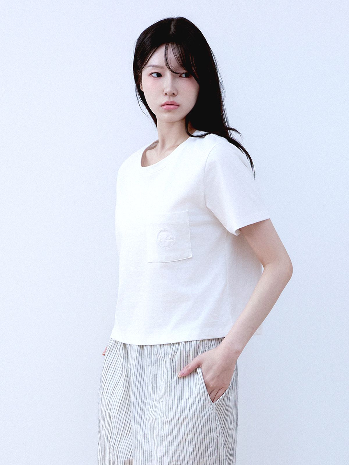 샵아라(SHOP,ARA) 포켓 자수 크롭 티셔츠_화이트