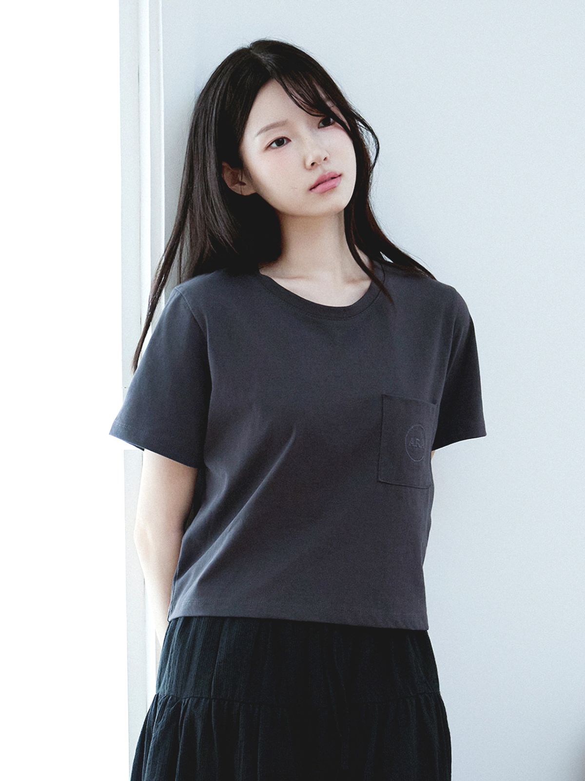 샵아라(SHOP,ARA) 포켓 자수 크롭 티셔츠_챠콜