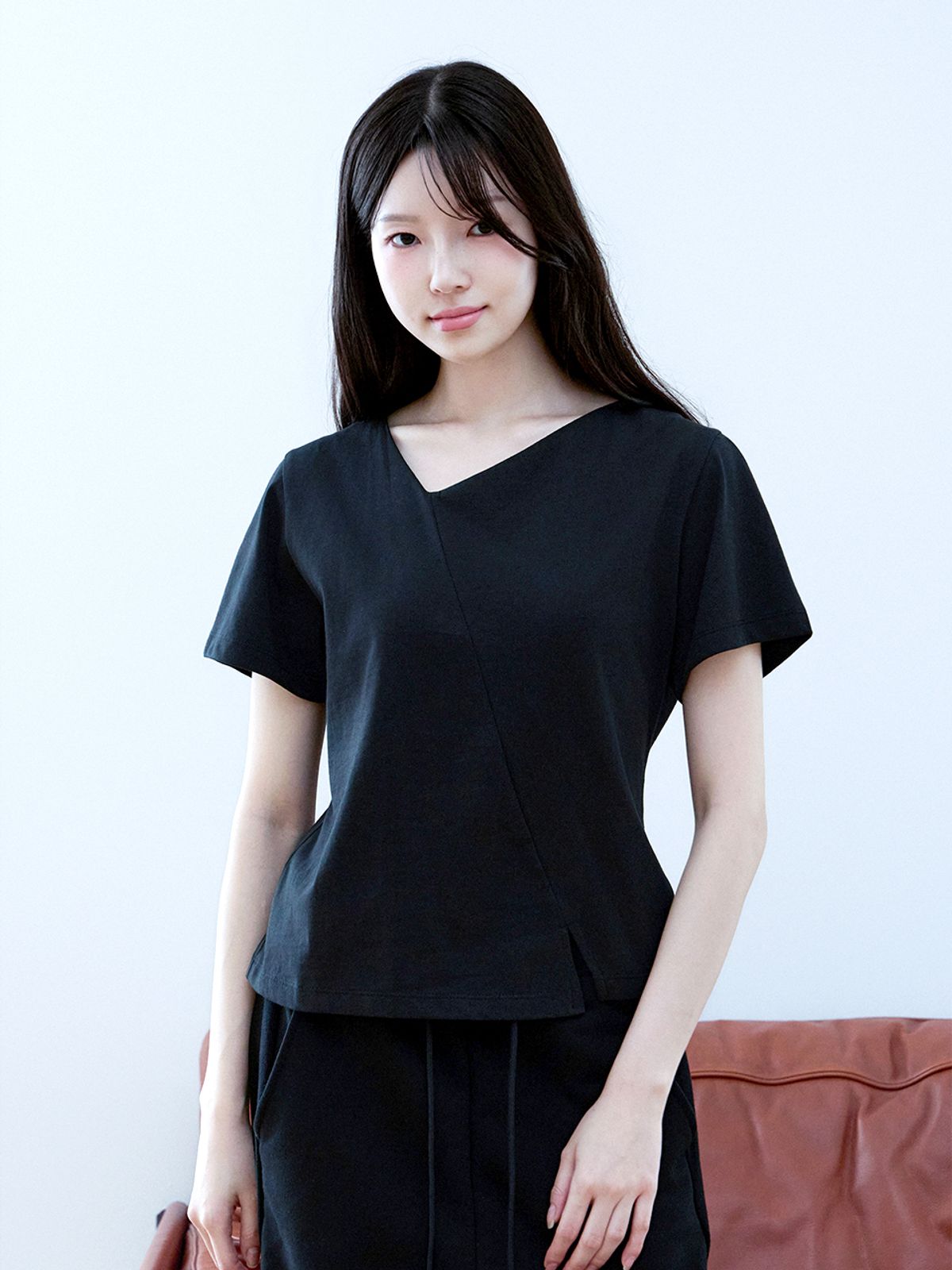 샵아라(SHOP,ARA) 언발란스 슬릿 티셔츠_블랙
