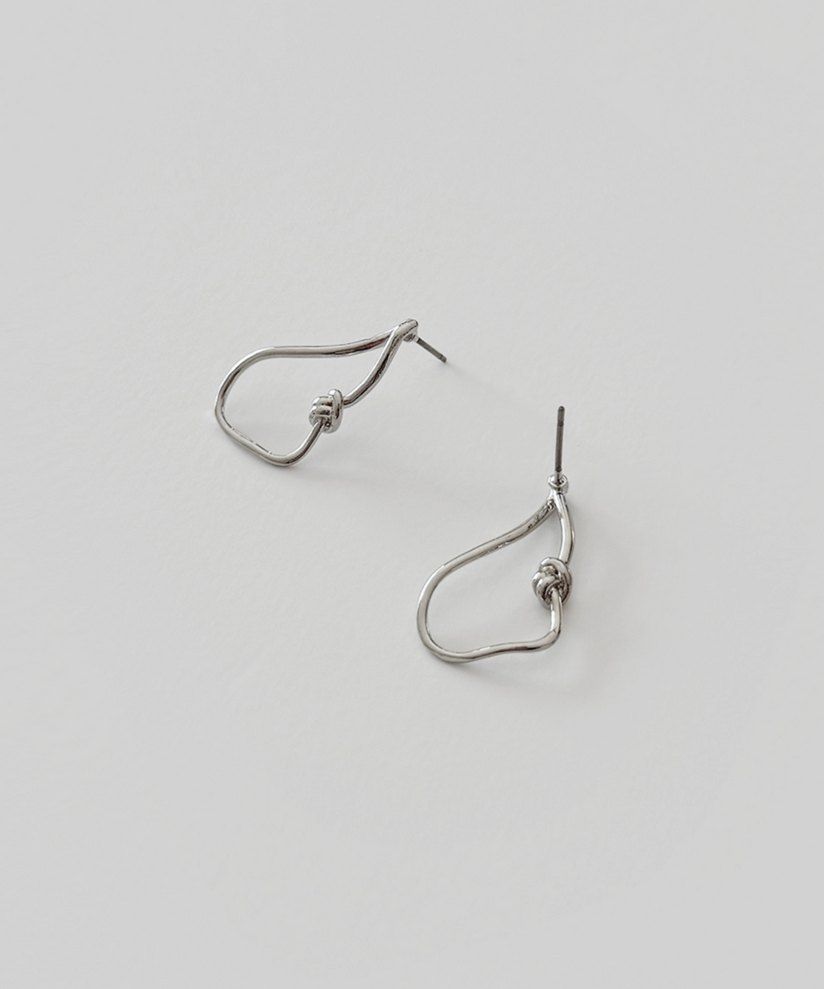 판타스틱 플래닛(FANTASTIC PLANET) flow knot earrings (2colors)
