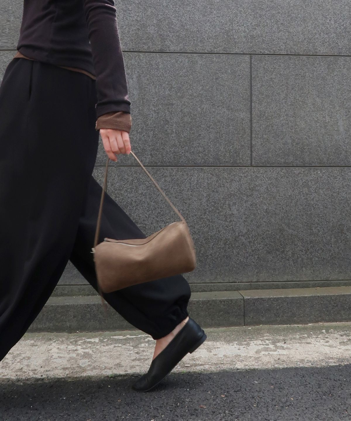 파흐탱(FHRTANG) ORE BAG suede walnut taupe