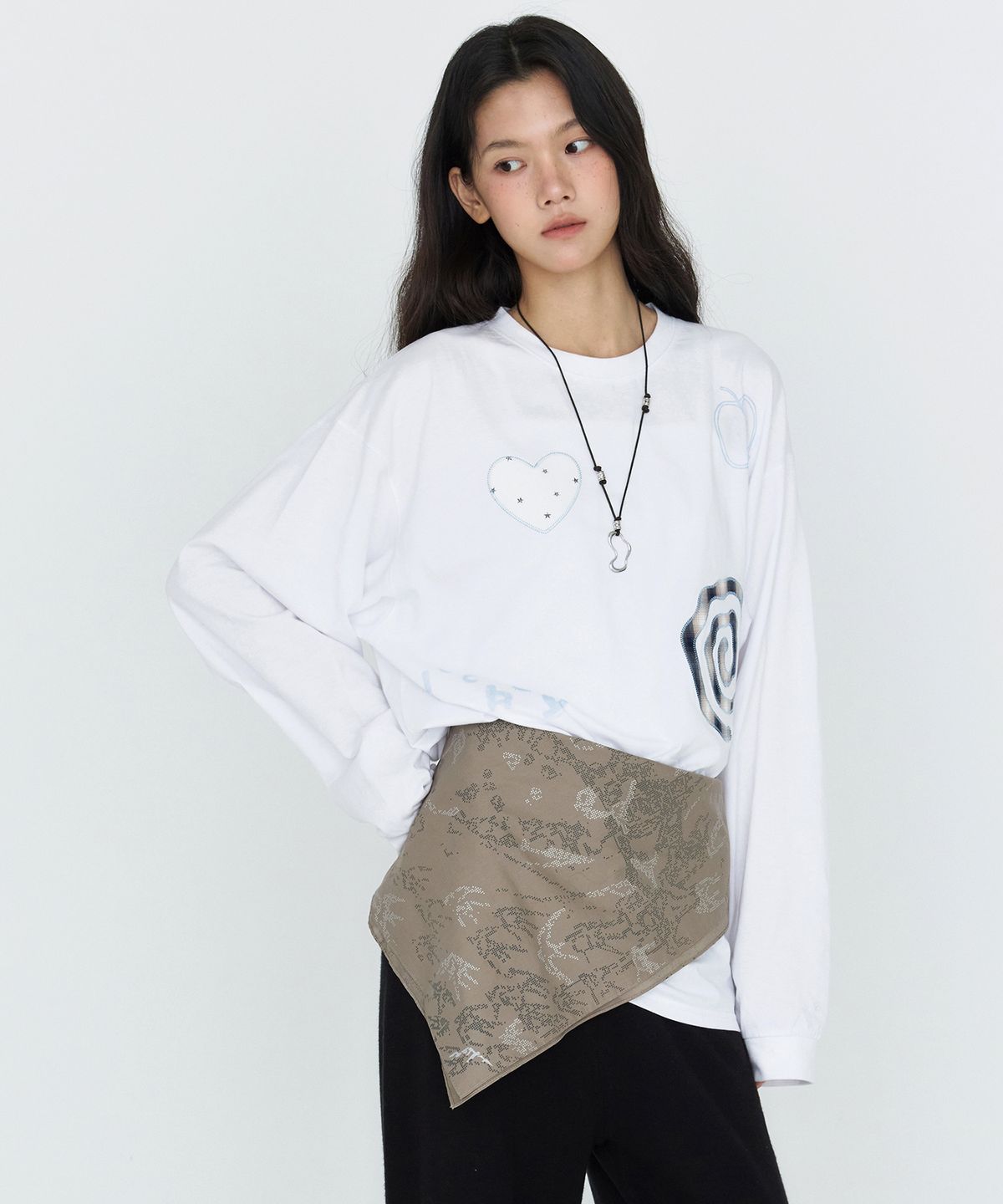 몽돌(MONGDOL) 패치워크 그래픽 긴팔 티셔츠 화이트 MDTS105WHITE