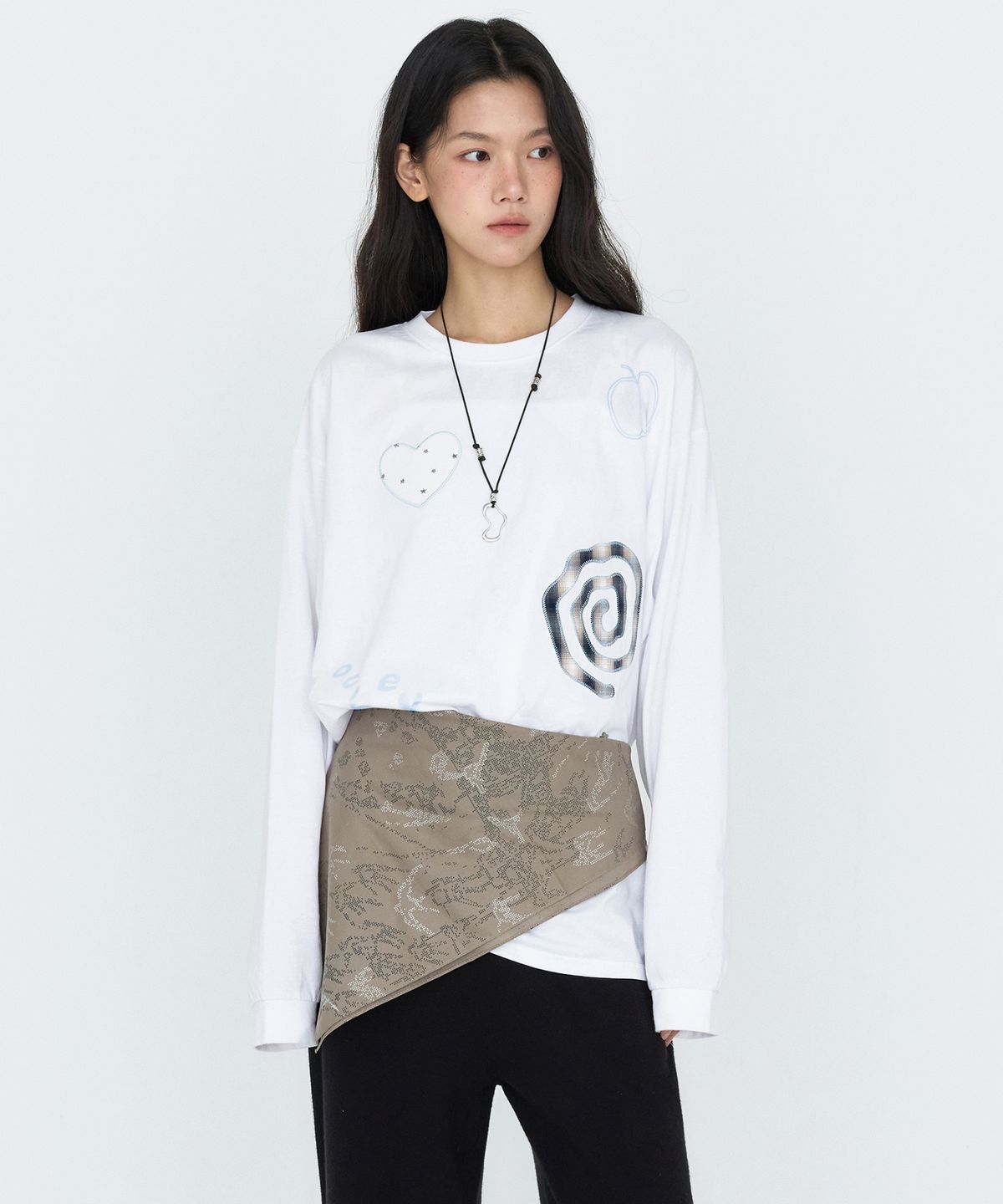 몽돌(MONGDOL) 패치워크 그래픽 긴팔 티셔츠 화이트 MDTS105WHITE