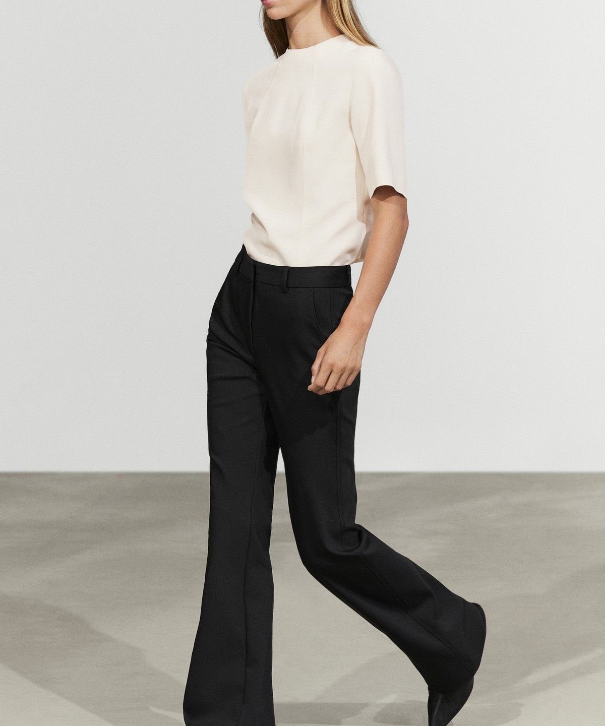 마시모두띠(MASSIMO DUTTI) 테크니컬 플레어 핏 팬츠