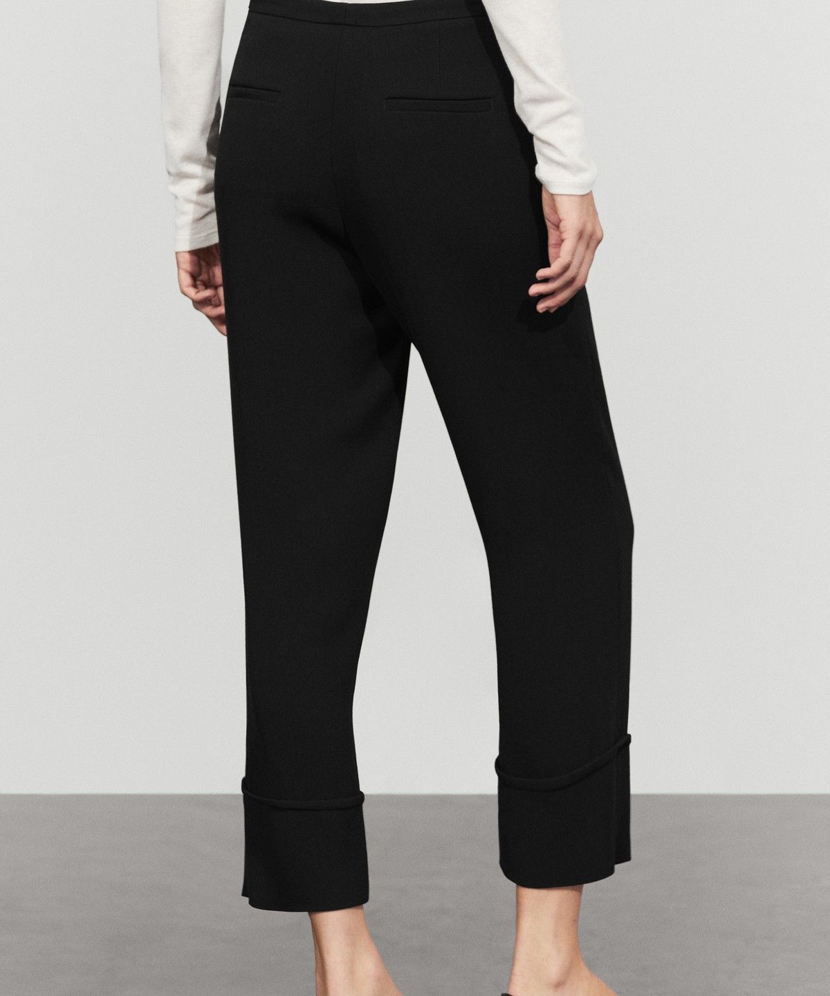 마시모두띠(MASSIMO DUTTI) 턴업 디테일 카프리 팬츠