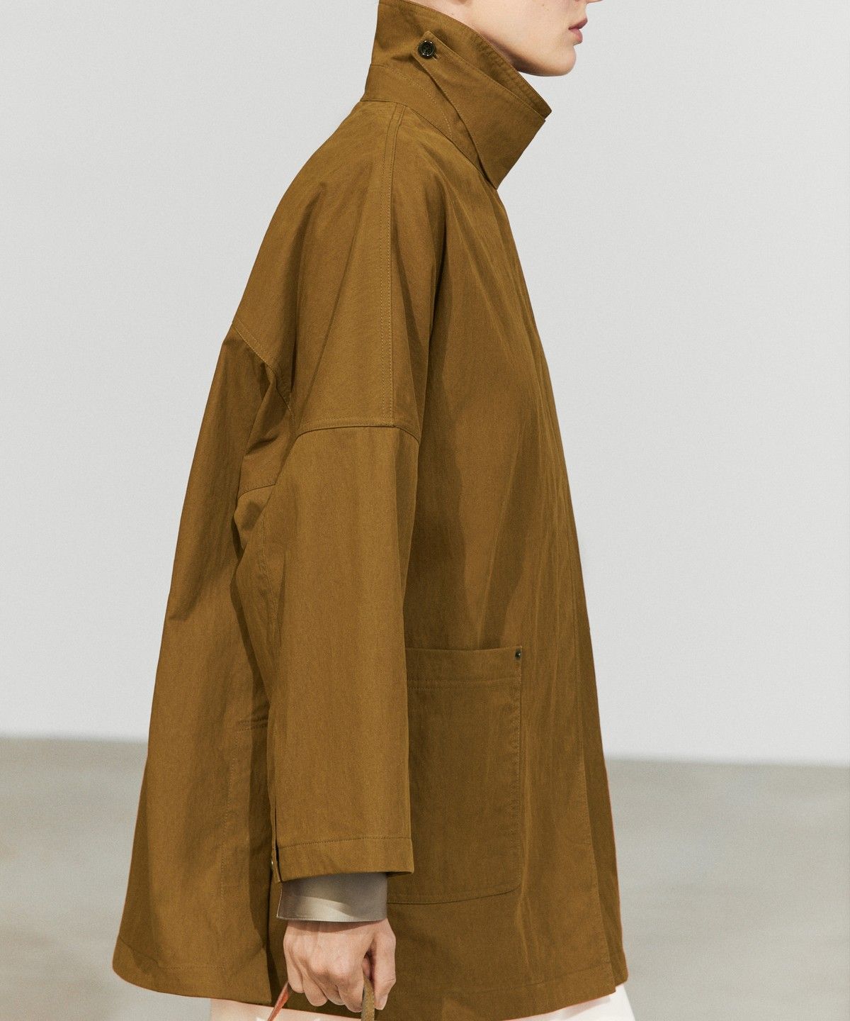 마시모두띠(MASSIMO DUTTI) 버튼 탭 칼라 케이프 자켓