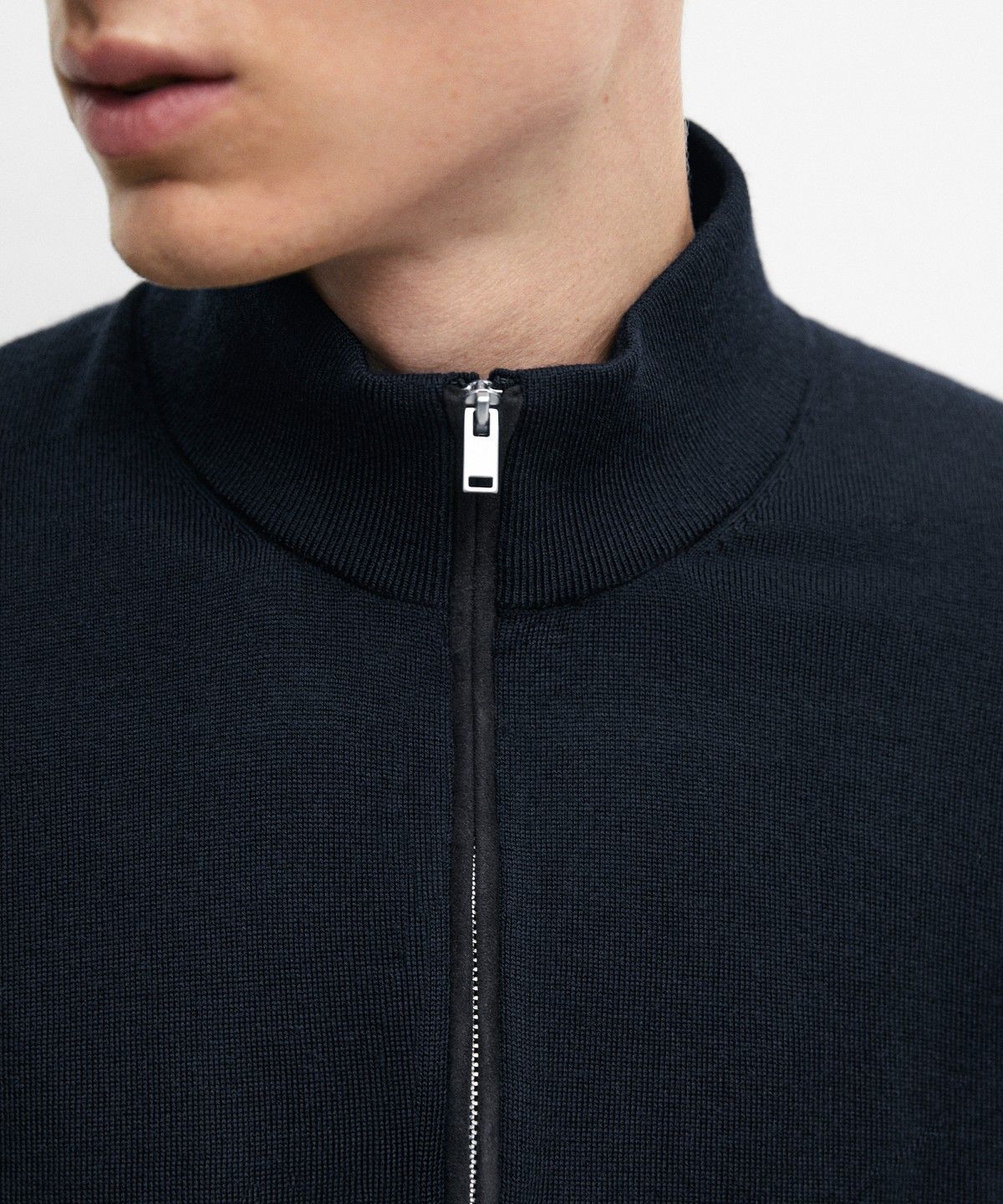 마시모두띠(MASSIMO DUTTI) 메리노 울 블렌드 모크넥 니트 스웨터