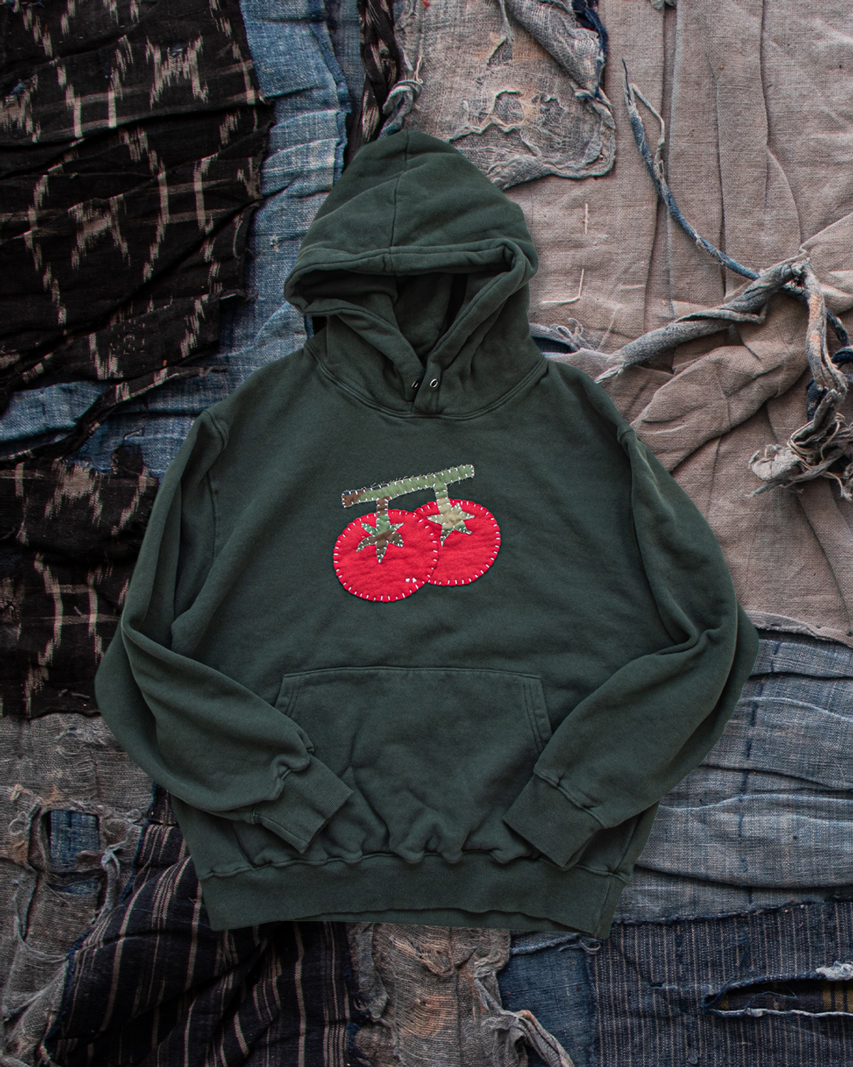 미디엄스(MEDIUMS) [MEDIUMS x TWO STANDARD] Sashiko Tomato Patch Hoodie  (미디엄스 x 투스탠다드 사시코 토마토 패치 후드티)