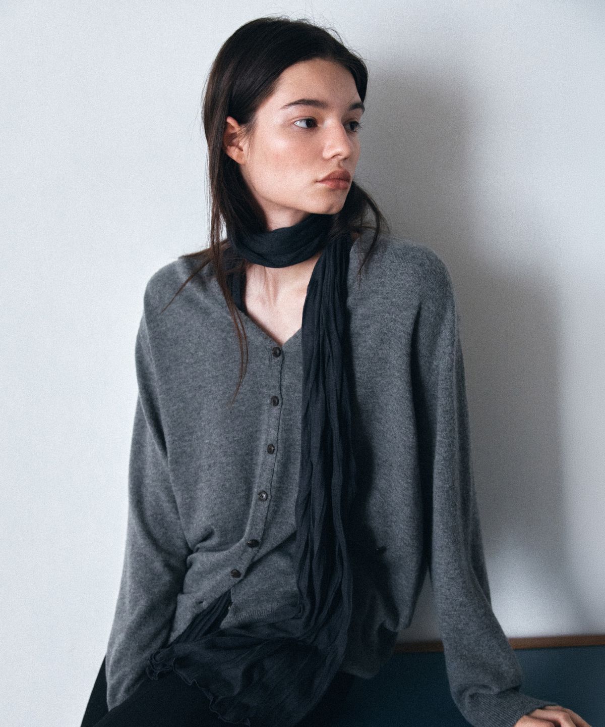토와브(TOWAV) SORBE CRINKLED SCARF_CHARCOAL