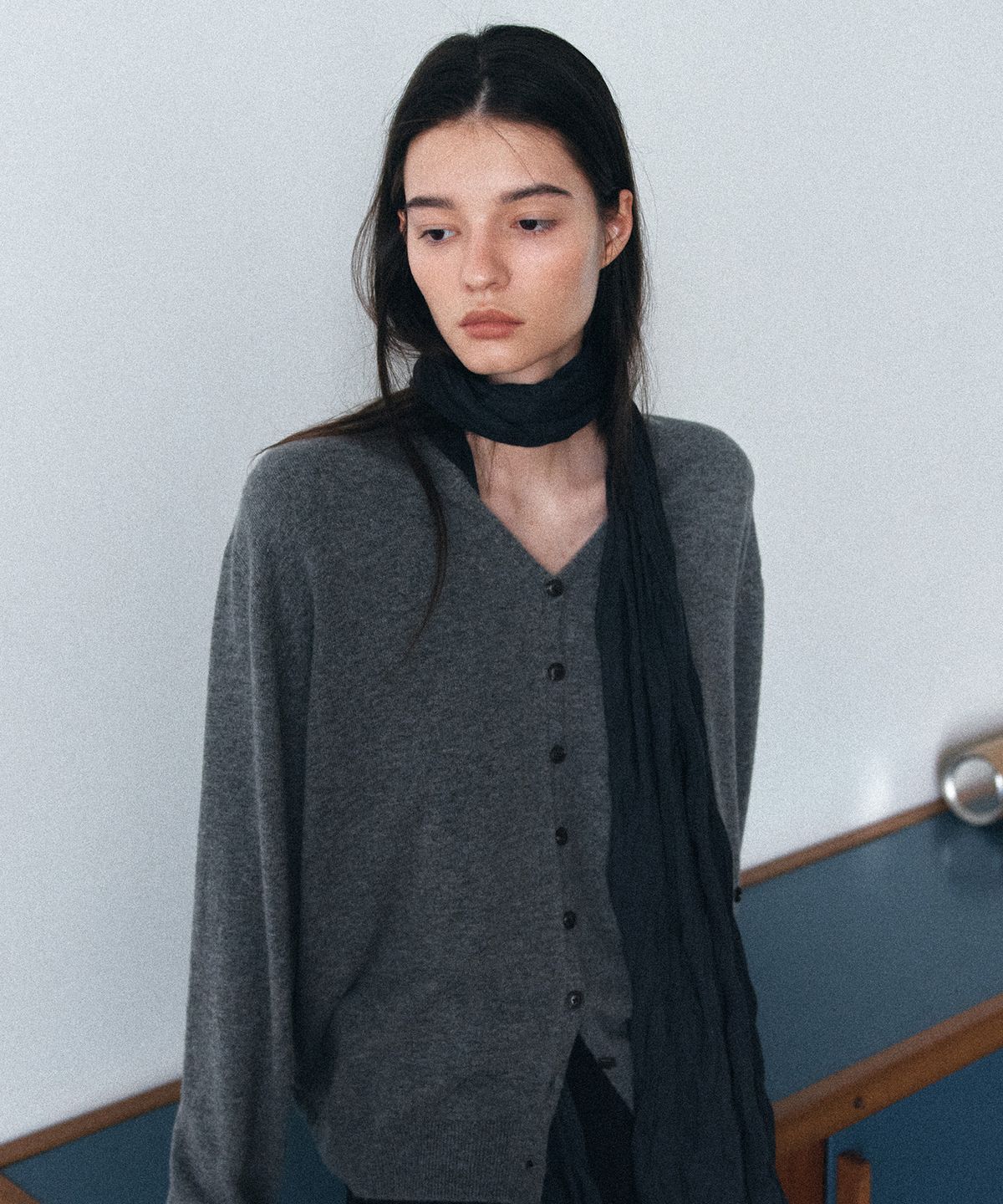 토와브(TOWAV) SORBE CRINKLED SCARF_CHARCOAL